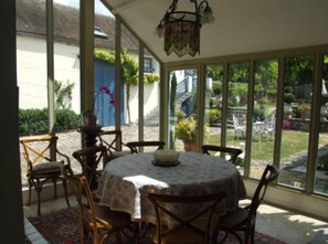 Dining - Les Glycines (Ury)