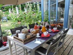 Free daily continental breakfast  - Les Glycines (Ury)