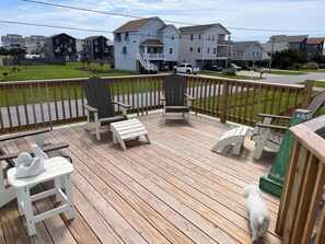 Outdoor dining - Relaxing Cottage One Block to the Beach in KDH--Great for Families! (Kill Devil Hills)