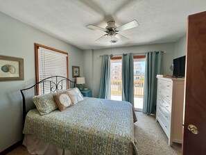 3 bedrooms, travel cot, WiFi - Relaxing Cottage One Block to the Beach in KDH--Great for Families! (Kill Devil Hills)