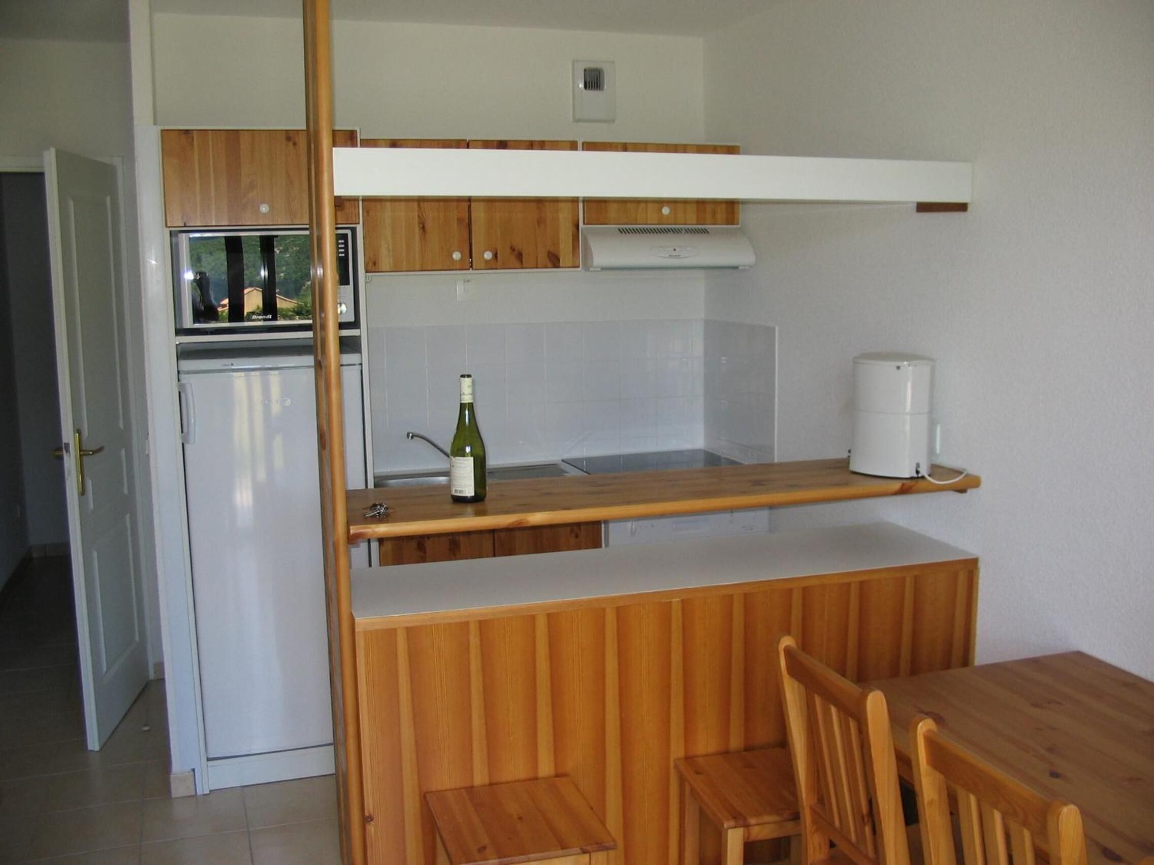 Refrigerador con freezer, microondas, placa de cocina, lavavajillas
