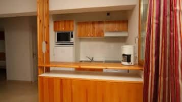 Refrigerador con congelador, microondas y parrilla de estufa