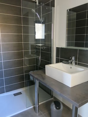Baignoire, séchoir à cheveux