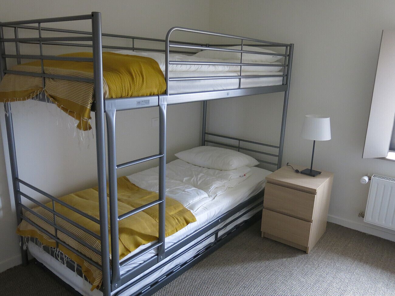 4 chambres, fer et planche à repasser