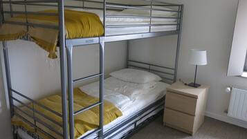 4 chambres, fer et planche Ă repasser