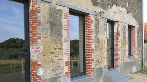 Ein Gebäude mit großen Fenstern und Ziegelstreben.