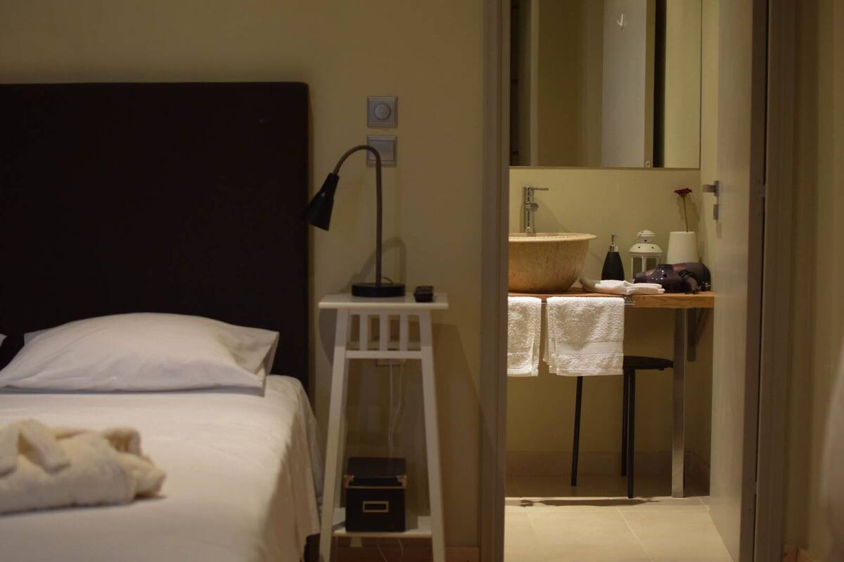 Studio tiện nghi đơn giản, 1 phòng ngủ | Minibar với thức uống miễn phí, bàn, phòng cách âm 