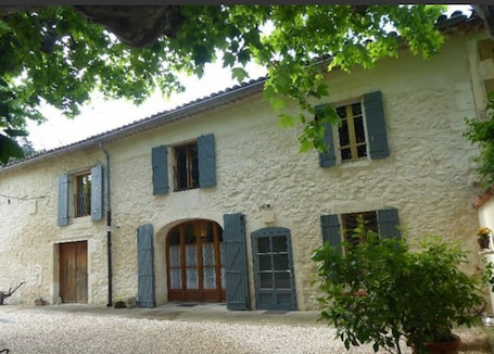 Fachada de la propiedad