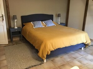 Triple Room, Multiple Beds, Non Smoking | Individually decorated, individually furnished, blackout drapes - Le rêve d'Emma Chambres d'hôtes (Plan-d'Orgon)