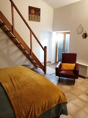 Triple Room, Multiple Beds, Non Smoking | Individually decorated, individually furnished, blackout drapes - Le rêve d'Emma Chambres d'hôtes (Plan-d'Orgon)
