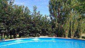 A swimming pool surrounded by trees. - Le rêve d'Emma Chambres d'hôtes (Plan-d'Orgon)