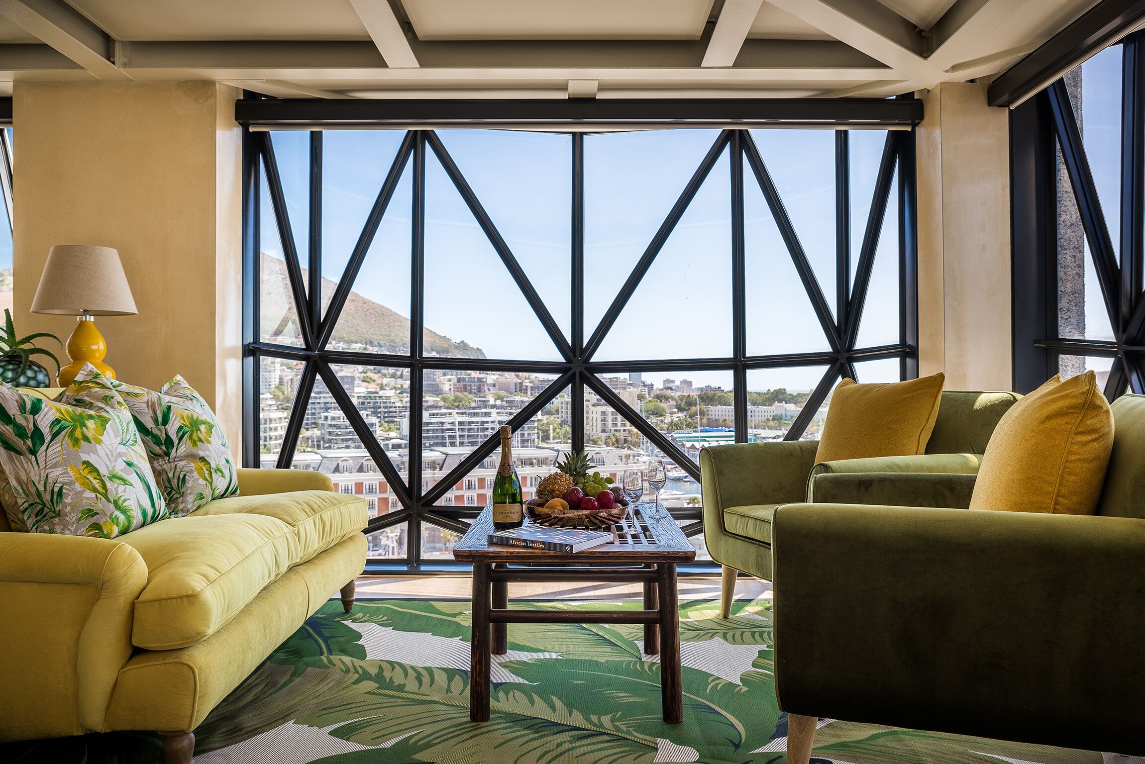 Family Duplex Suite | Zona de estar | Televisión LCD de 42 pulgadas con canales por satélite, una televisión