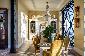 Artículos del minibar gratis y caja de seguridad en la habitación