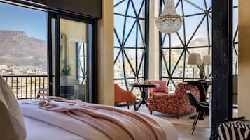 Deluxe Superior | Free minibar items, in-room safe, individually decorated, desk