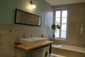 Apartment, Multiple Beds, Non Smoking | Bathroom | Free toiletries, hair dryer, towels - Le Logis Gout (Carcassonne)