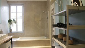 Apartment, Multiple Beds, Non Smoking | Bathroom | Free toiletries, hair dryer, towels - Le Logis Gout (Carcassonne)