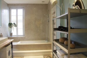 Apartamento, varias camas, no fumadores | Baño | Artículos de higiene personal gratuitos, secador de pelo y toallas