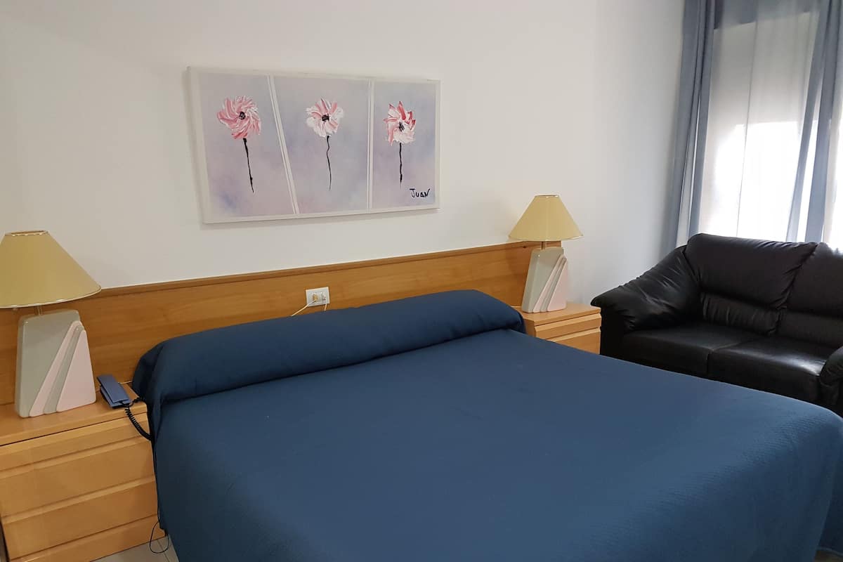 Caja de seguridad en la habitación y escritorio