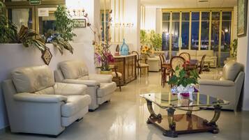 Coin salon dans le hall