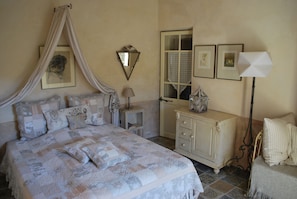 Premium bedding, individually decorated, individually furnished, WiFi