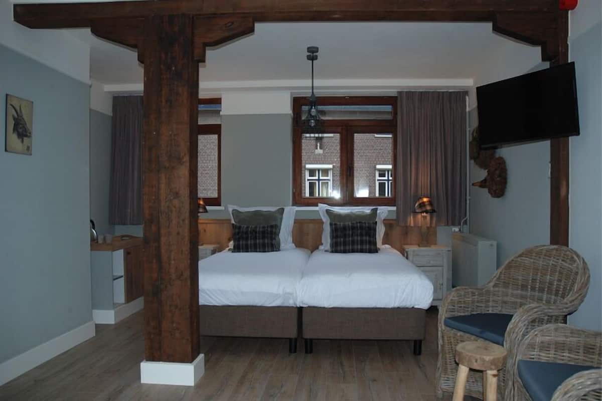 Double Room | Peti besi dalam bilik, Wi-fi percuma, cadar katil