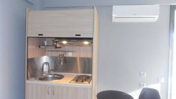 Lemari es, microwave, kompor, dan mesin pembuat kopi/teh