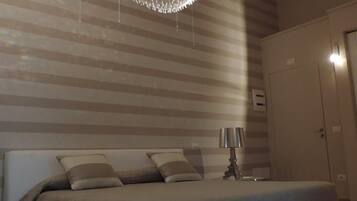 1 bedroom, desk, cots/infant beds, rollaway beds