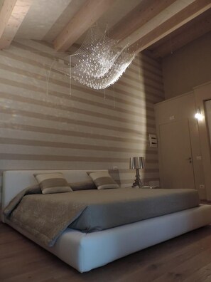 Suite, 1 grand lit | 1 chambre, bureau, lit de bébé (supplément), lit d’appoint (supplément)