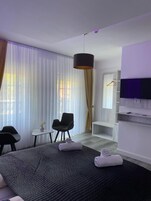 办公桌、免费 WiFi、床单