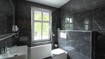 Buồng tắm vòi sen, đồ dùng nhà tắm miễn phí, máy sấy tóc, khăn tắm