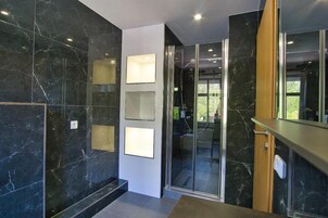 淋浴设施、免费洗浴用品、吹风机、毛巾