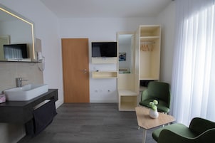 双床房 (4) | 起居区 | 电视