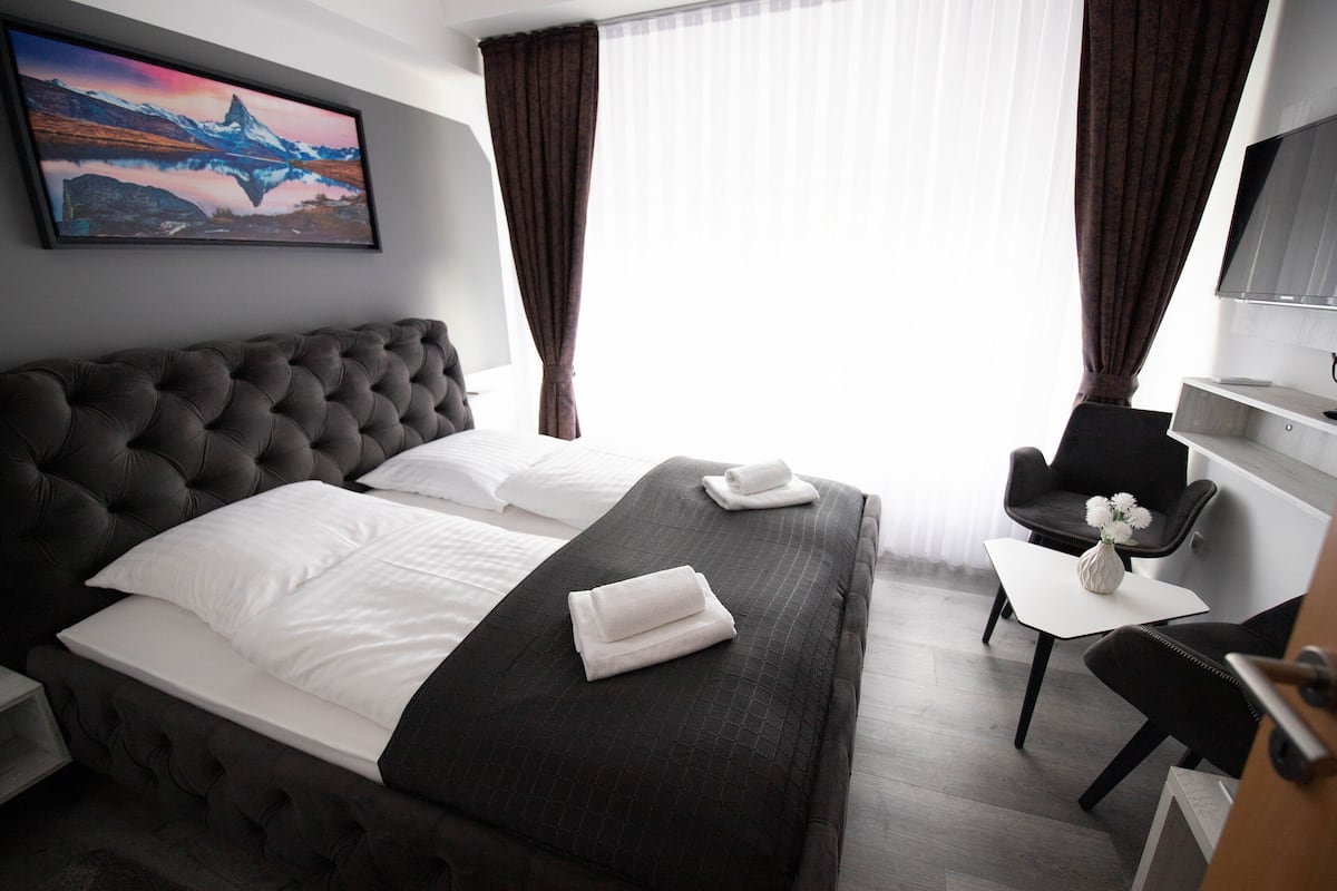 Standard Double Room (5)