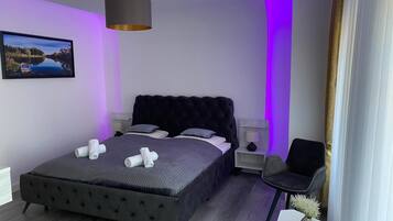 Een bureau, gratis wifi, beddengoed