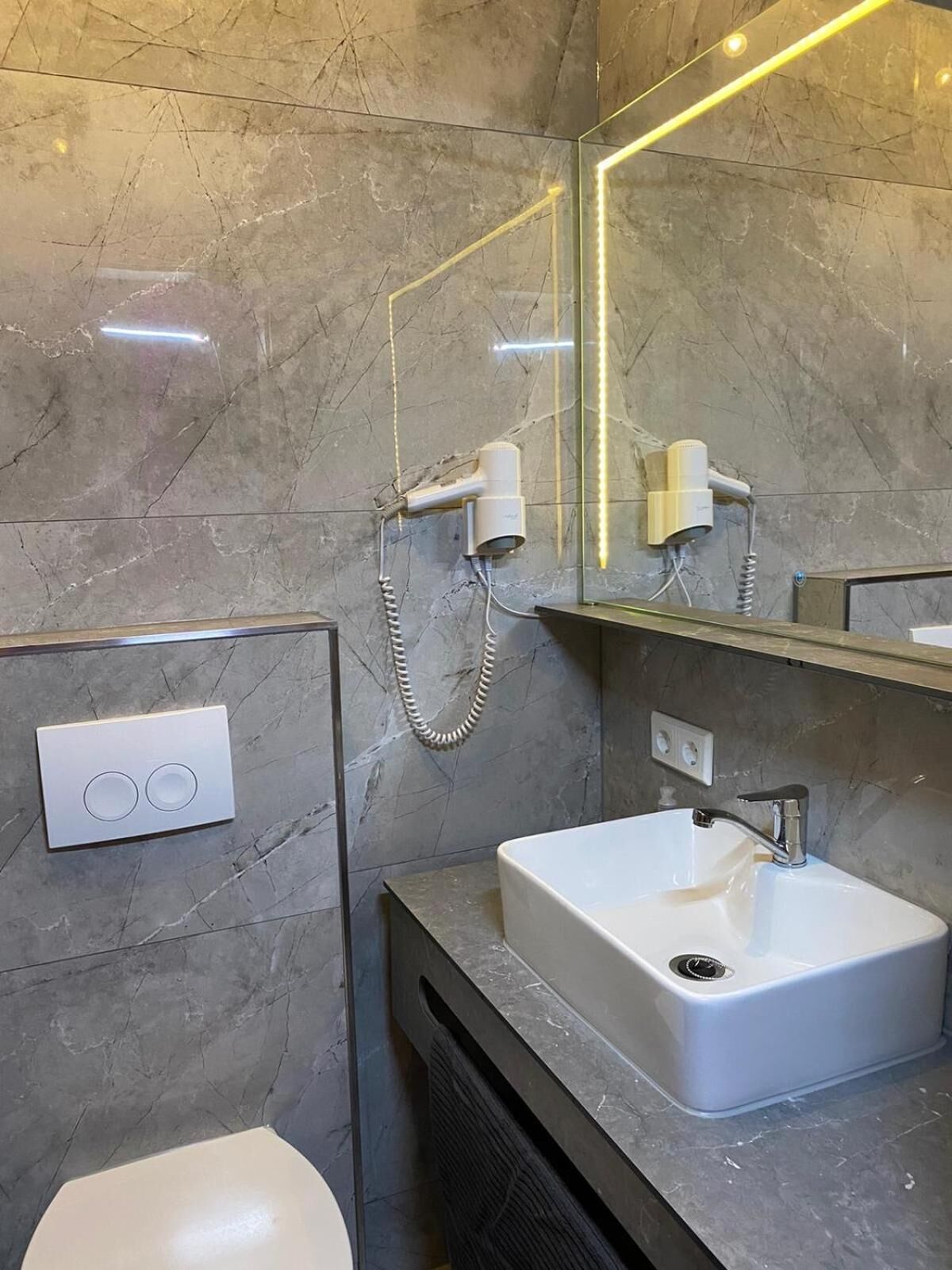 Dusche, kostenlose Toilettenartikel, Haartrockner, Handtücher