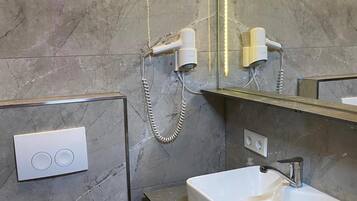 Dusche, kostenlose Toilettenartikel, Haartrockner, Handtücher