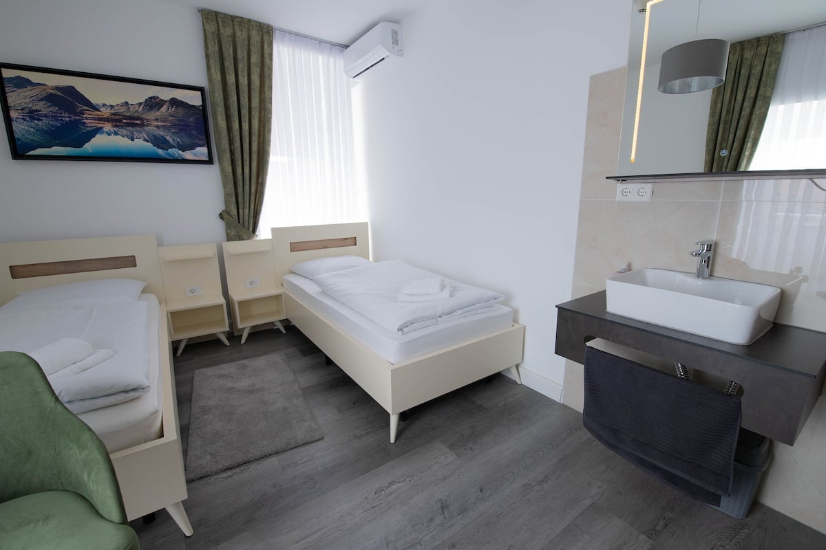 Twin Room (4)