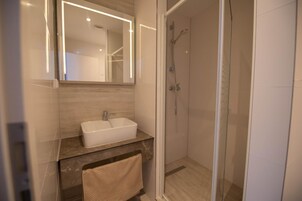 淋浴设施、免费洗浴用品、吹风机、毛巾