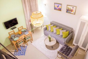 Apartamento galeria, 1 quarto | Área de estar | TV de plasma