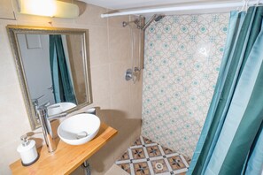 Shower, free toiletries, towels - JI Rothschild Tel Aviv (Tel Aviv)