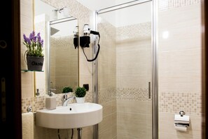 Dusche, Bidet, Handtücher, Seife