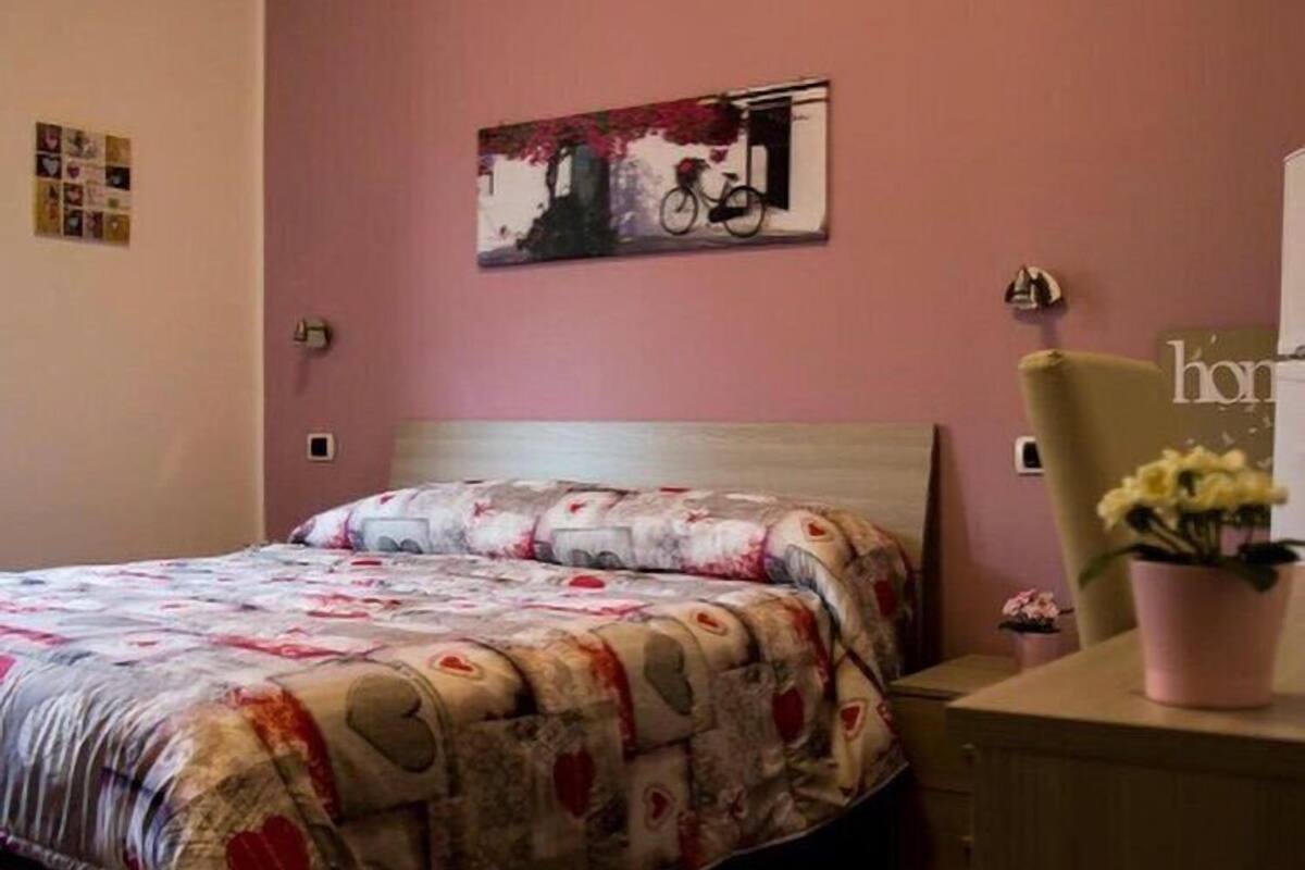 Minibar, soundproofing, WiFi (free), bed sheets