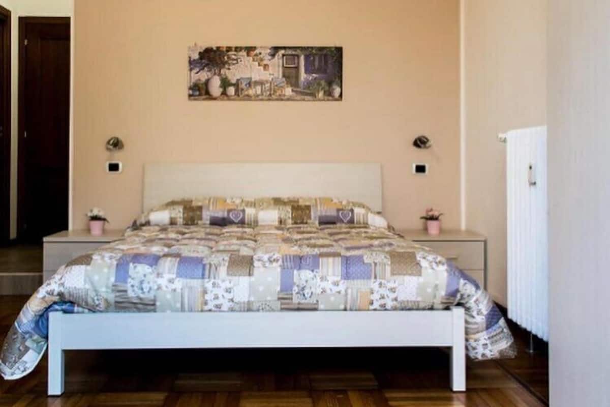 Deluxe Quadruple Room, Ensuite | Minibar, soundproofing, WiFi (free), bed sheets