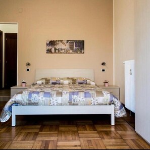 Deluxe-Vierbettzimmer, mit Bad | Minibar, schallisolierte Zimmer, kostenloses WLAN, Bettwäsche