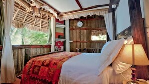In-room safe, desk, free WiFi, bed sheets - UtupoaUpepo (Matemwe)