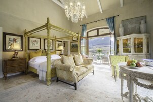 Superior Suite | Premium bedding, free minibar items, in-room safe