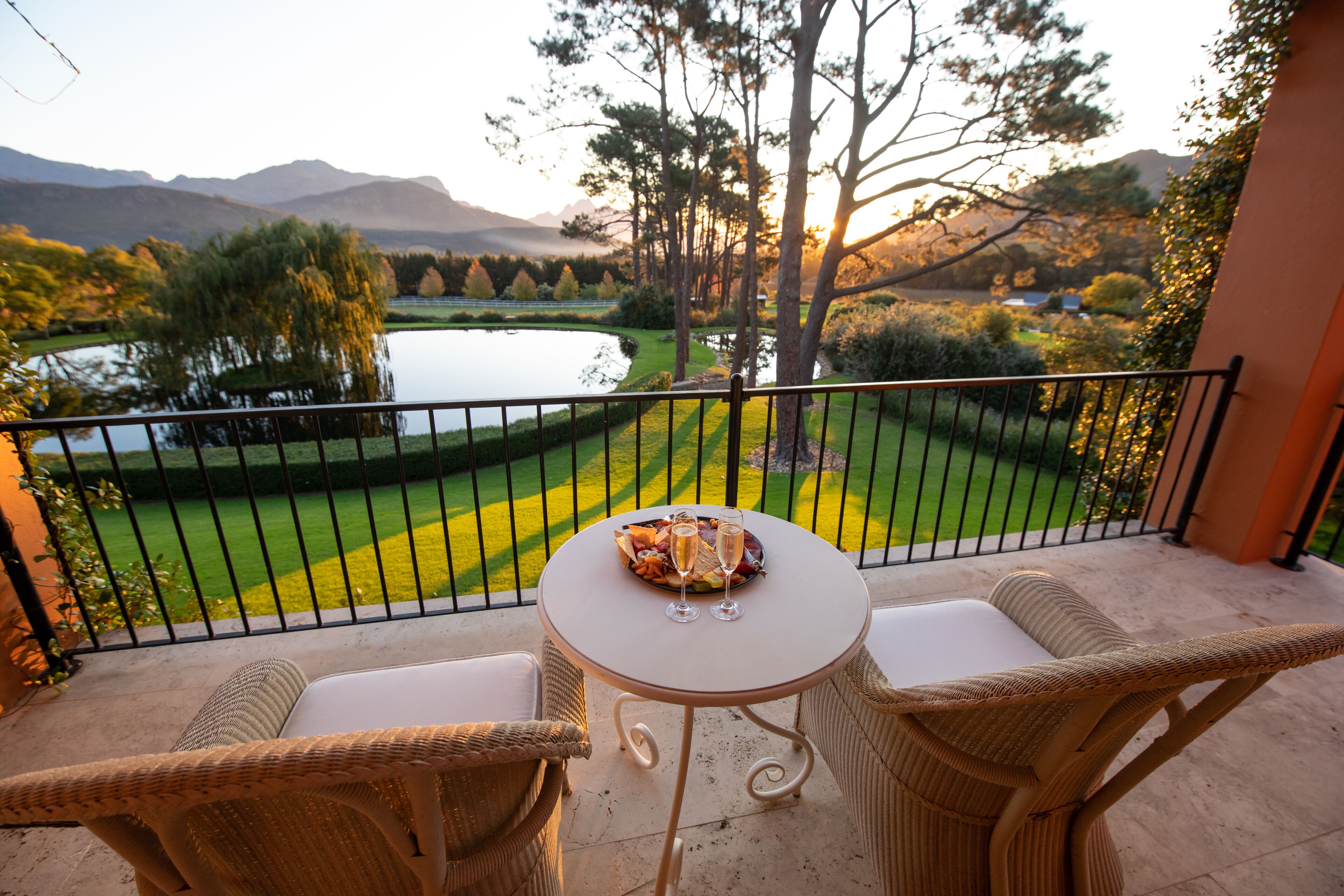 Kamar Superior | Seprai premium, isi minibar gratis, brankas, dan didekorasi berbeda-beda