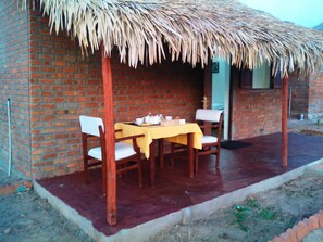 Se sirven desayunos, comidas, cenas y cocina local e internacional