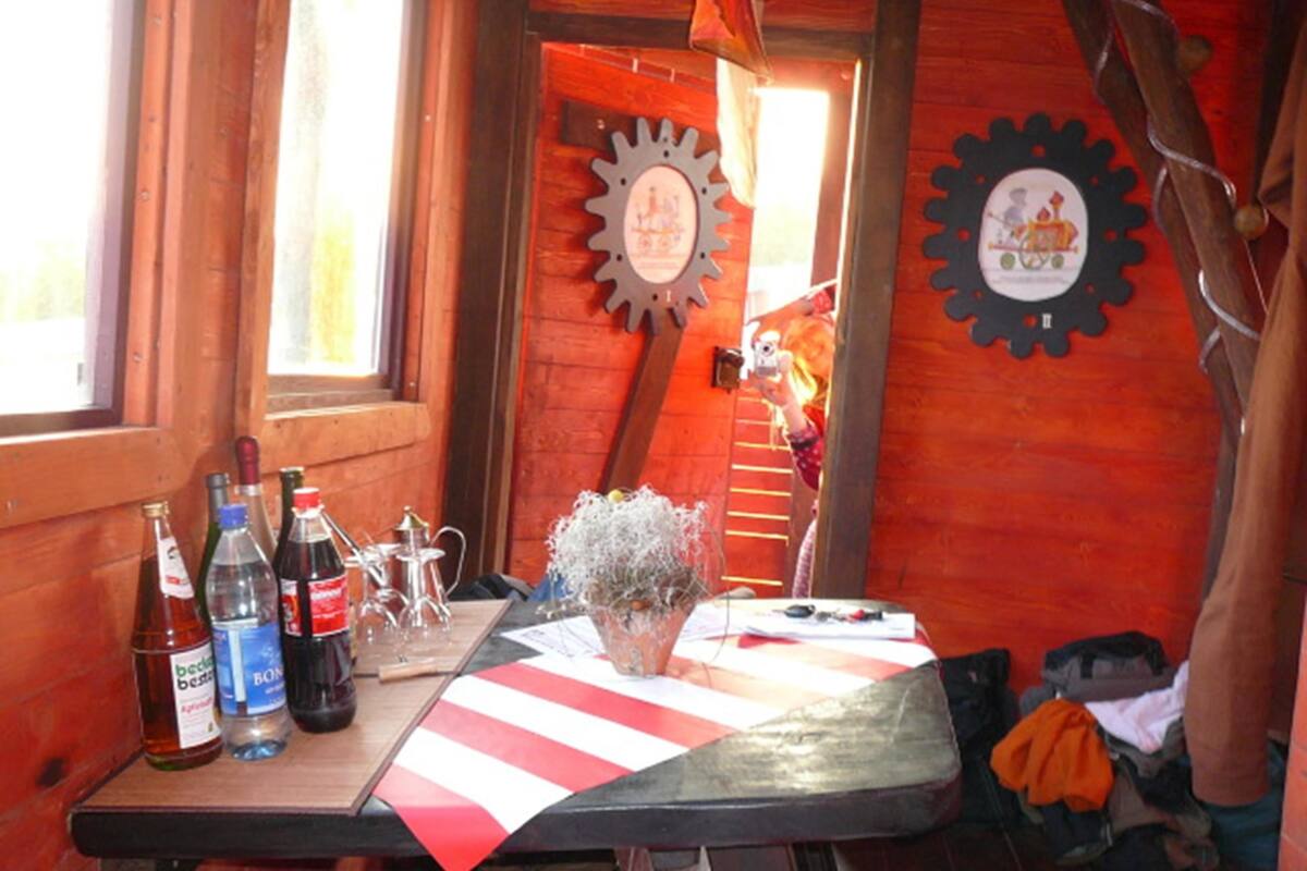 Nhà trên cây, nhiều giường (Baumwaggonhotel)