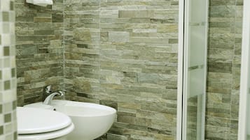Chambre Double (External Private Bathroom) | Salle de bain | Douche, articles de toilette gratuits, sèche-cheveux